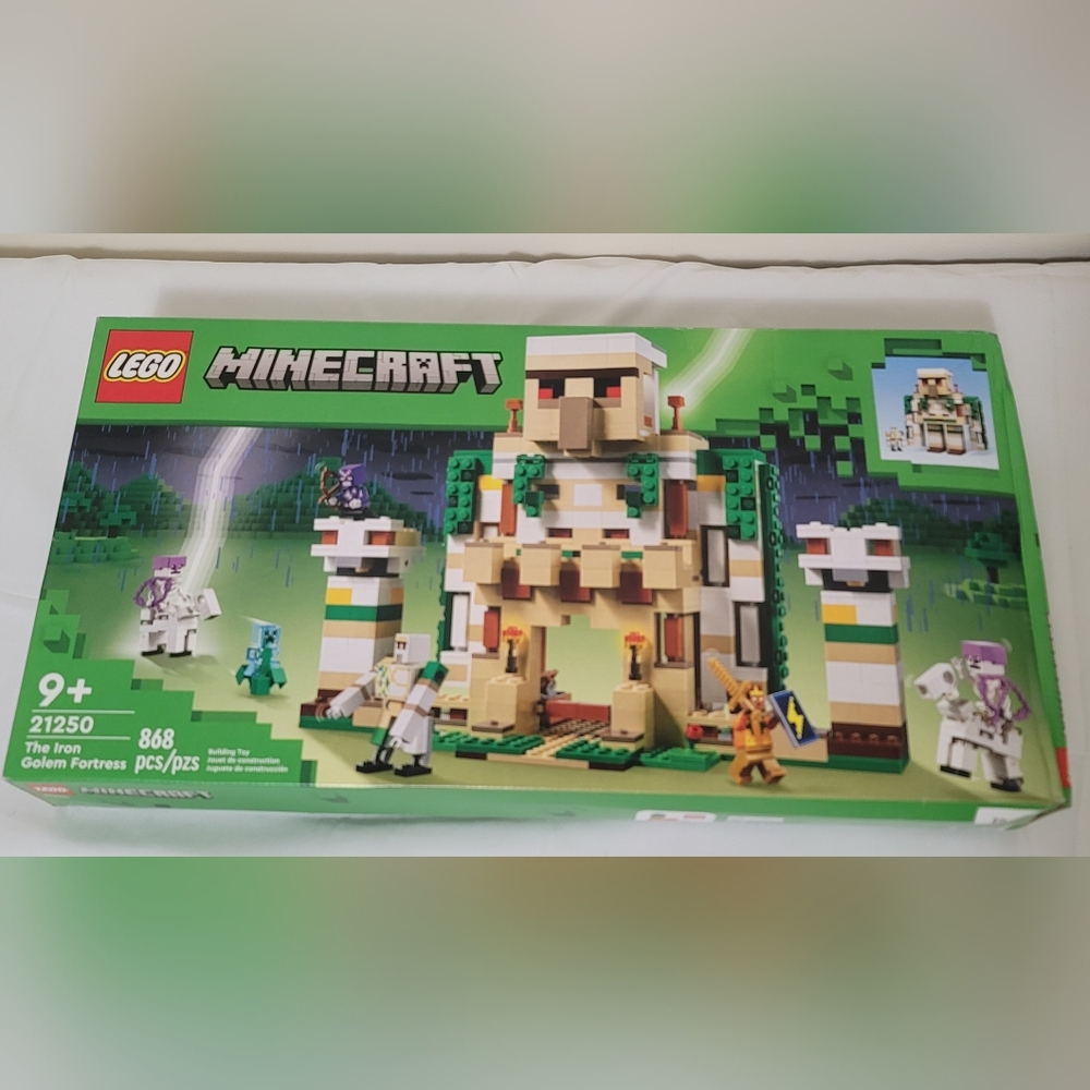 LEGO Minecraft: The Iron Golem Fortress (21250) Brand New